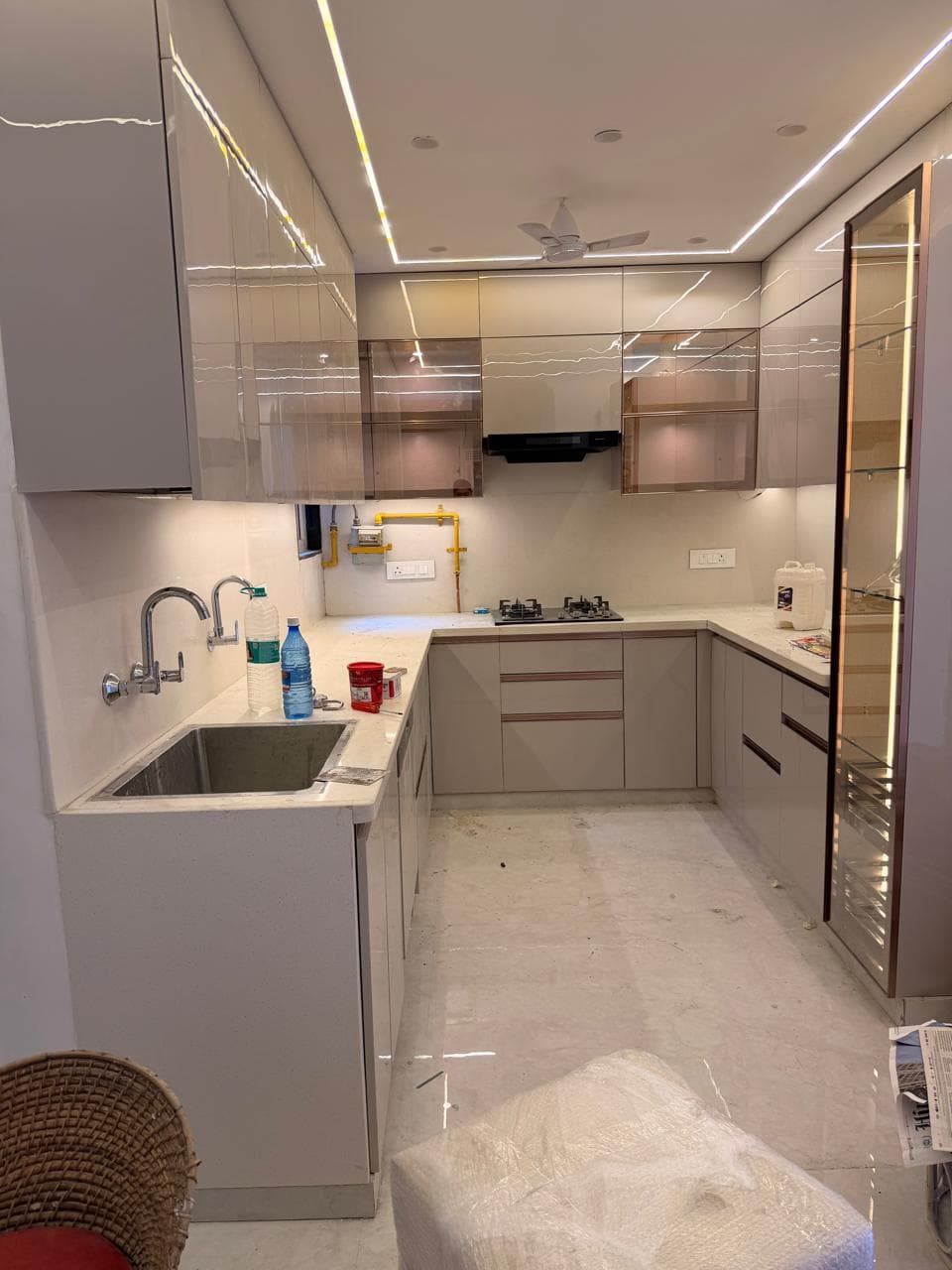 Glossy U-shaped kitchen - Misri Kitchen & Home Interior