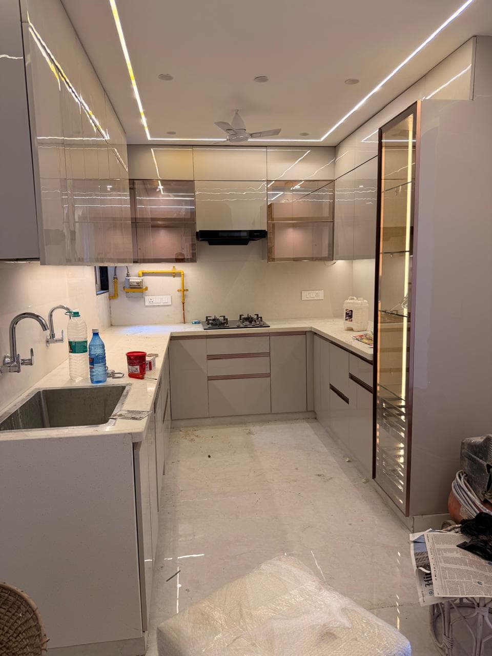 Modern Kitchen - Misri Kitchen & Home Interior